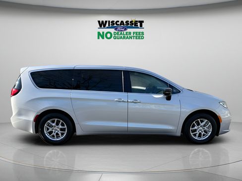 Used 2024 Chrysler Pacifica Touring-L FWD image 6