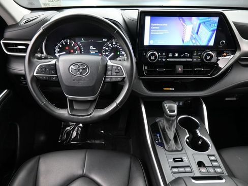 Used 2024 Toyota Highlander XLE AWD/4WD image 5
