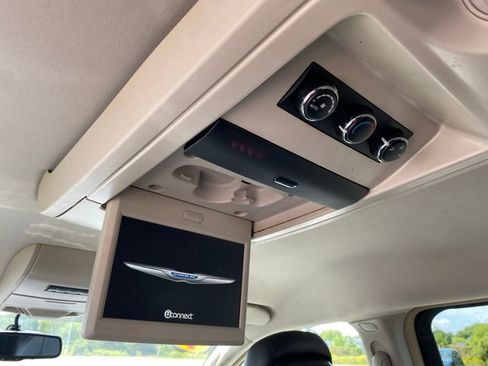 Used 2015 Chrysler Town & Country Touring w/ Driver Convenience Group FWD image 20