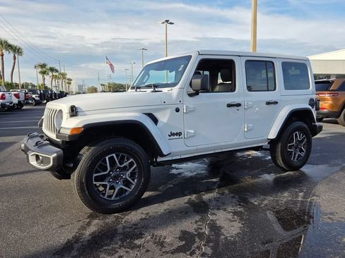 Certified 2025 Jeep Wrangler Unlimited Sahara w/ Dual Top Group AWD/4WD image 3