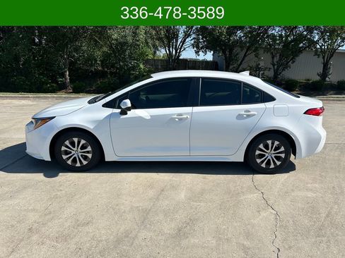 Used 2022 Toyota Corolla LE FWD image 2