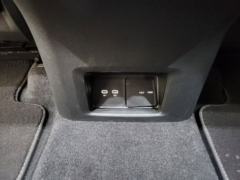 Certified 2024 Volkswagen Atlas Cross Sport SE w/ Panoramic Sunroof Package image 32