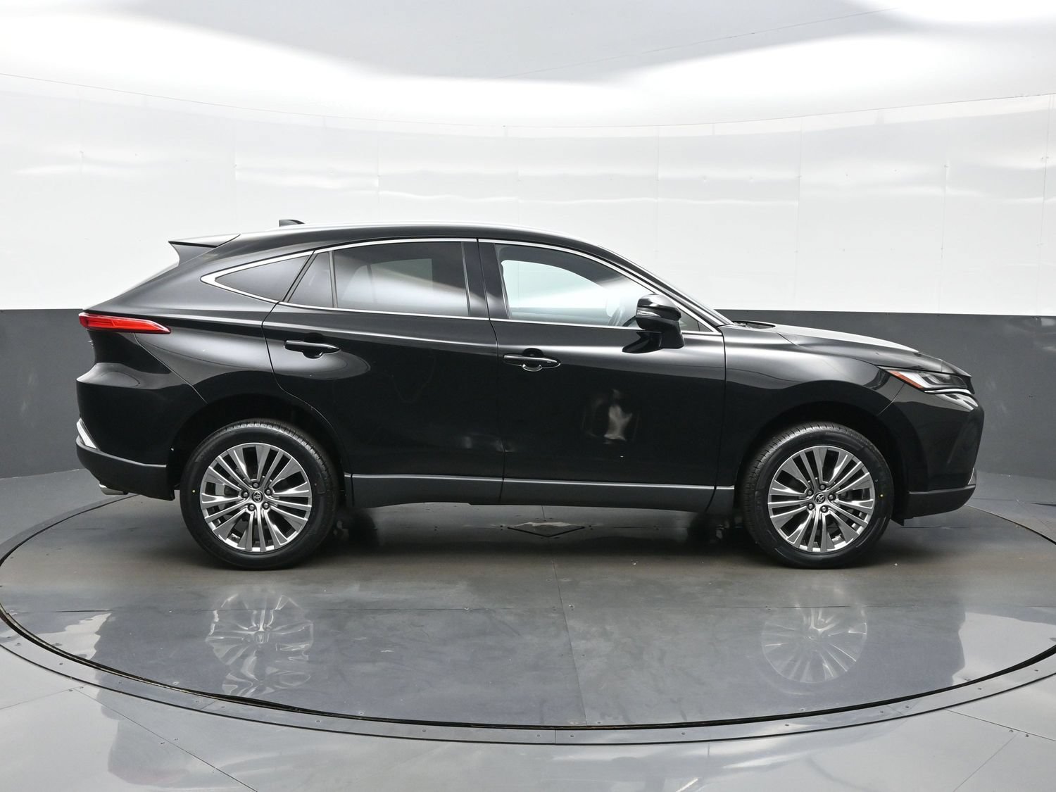 Used 2024 Toyota Venza XLE AWD/4WD image 7