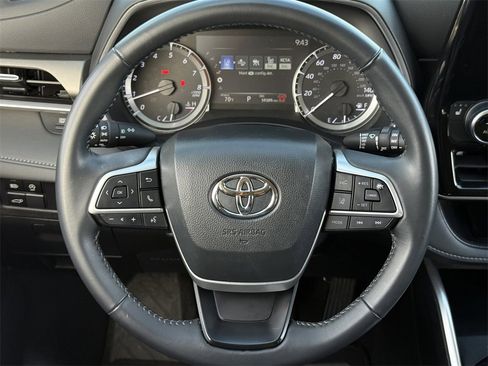 Used 2024 Toyota Highlander XLE image 12