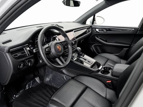 Used 2025 Porsche Macan image 4