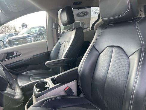 Used 2023 Chrysler Pacifica Touring-L image 9