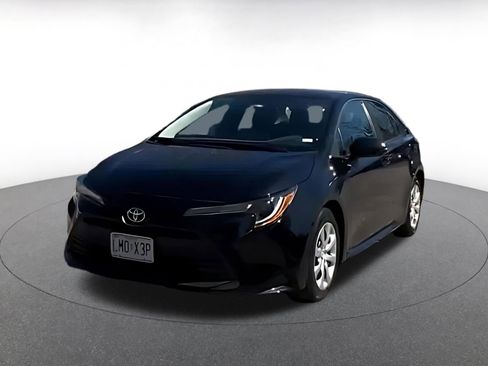 Used 2025 Toyota Corolla LE image 2