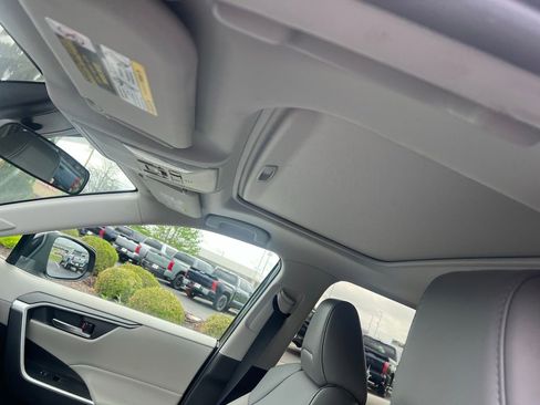 Used 2021 Toyota RAV4 XLE Premium image 12