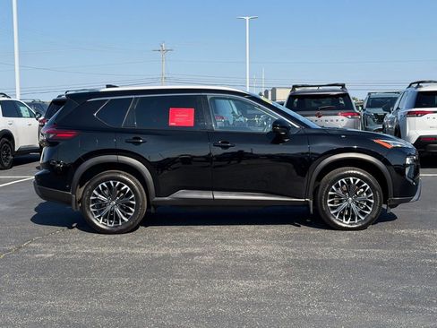 Used 2025 Nissan Rogue SL w/ Tech Package FWD image 5