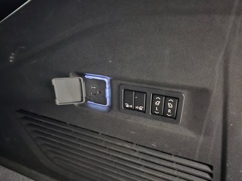 Used 2021 Chevrolet Suburban High Country RWD image 45