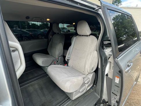 Used 2015 Toyota Sienna LE FWD image 7
