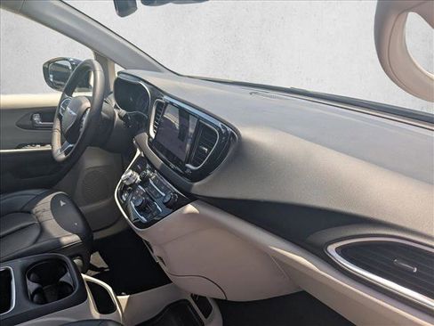 Used 2024 Chrysler Pacifica Touring-L FWD image 20