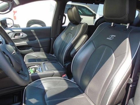 Used 2025 Chrysler Pacifica Limited FWD image 19