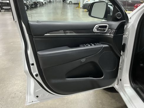 Used 2018 Jeep Grand Cherokee Overland AWD/4WD image 16