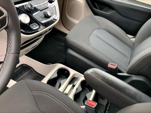 Used 2024 Chrysler Voyager LX image 15