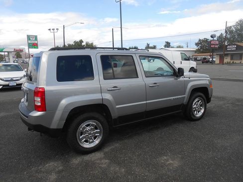 Used 2016 Jeep Patriot Sport w/ Power Value Group AWD/4WD image 9