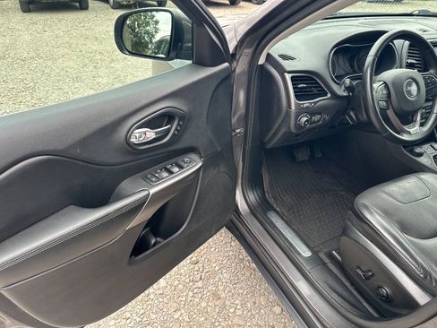Used 2019 Jeep Cherokee Limited AWD/4WD image 9
