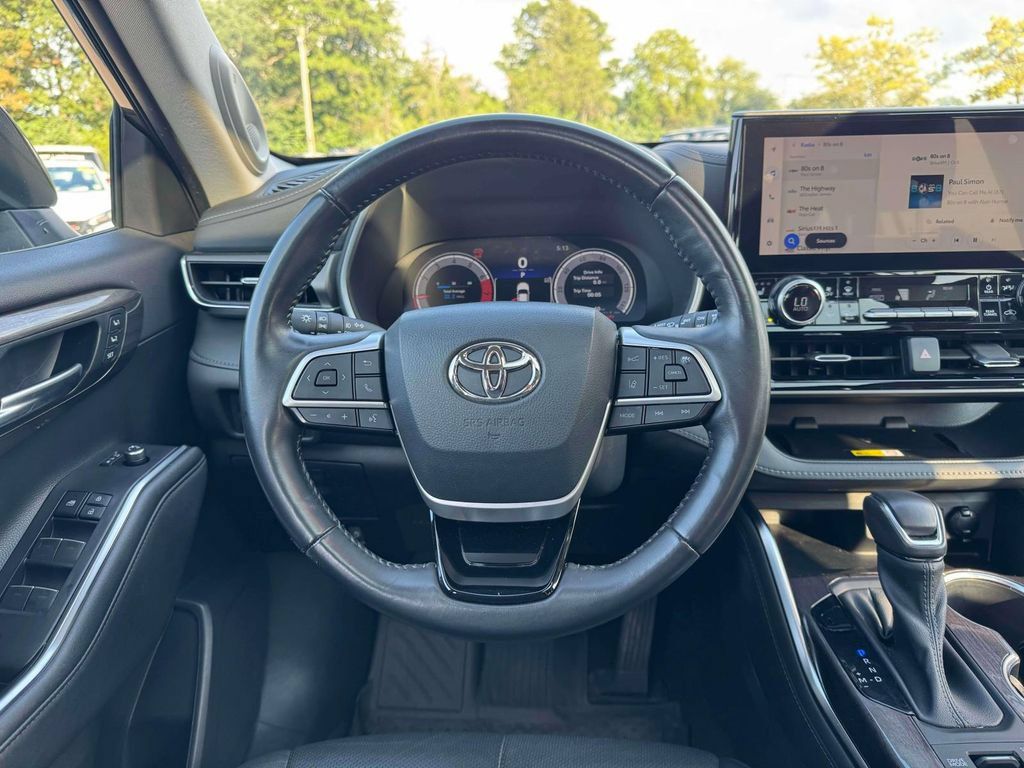 Used 2023 Toyota Highlander Limited AWD/4WD image 23