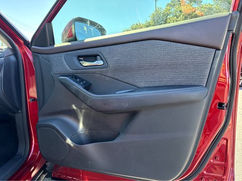 Used 2023 Nissan Rogue SV image 11