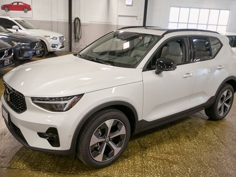 New 2026 Volvo XC40 B5 Plus w/ Climate Package image 6