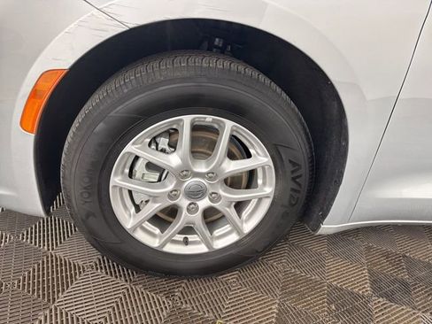 Used 2024 Chrysler Pacifica Touring-L image 28