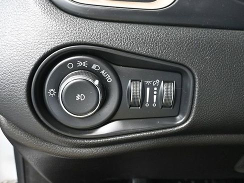 Used 2017 Jeep Renegade Latitude w/ Cold Weather Group AWD/4WD image 28