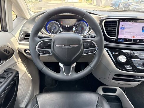 Used 2022 Chrysler Pacifica Touring-L AWD/4WD image 13