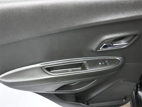 Used 2022 Chevrolet Trax LT w/ Midnight Edition image 19