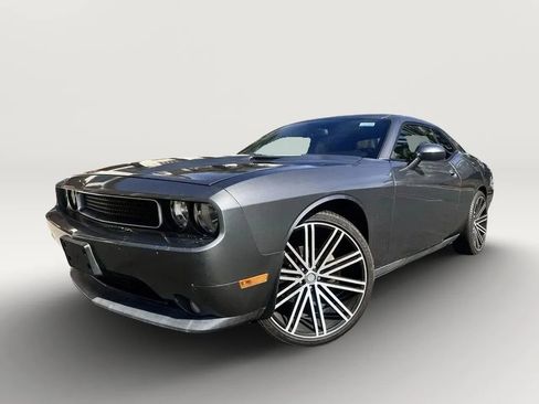 Used 2011 Dodge Challenger RWD image 3