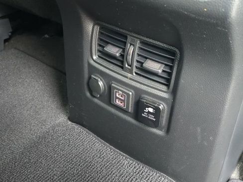 Used 2021 Nissan Titan SV w/ SV Convenience Package image 16