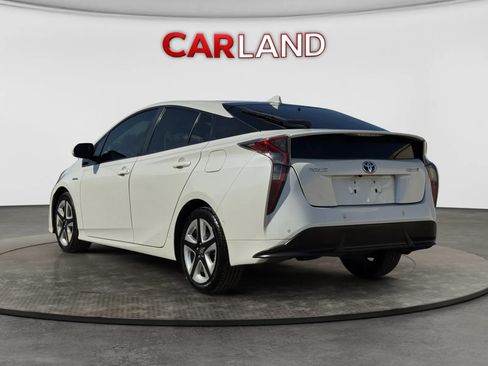 Used 2018 Toyota Prius Three Touring FWD image 4