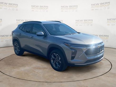 Used 2025 Chevrolet Trax LT w/ Driver Confidence Package image 7