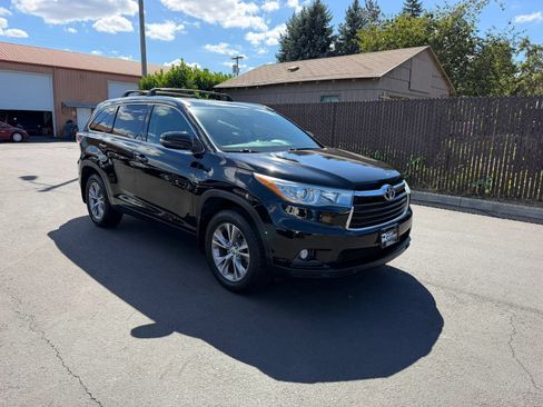 Used 2015 Toyota Highlander XLE AWD/4WD image 3