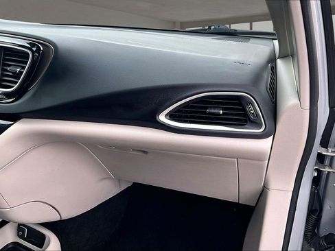 Used 2023 Chrysler Voyager LX image 18