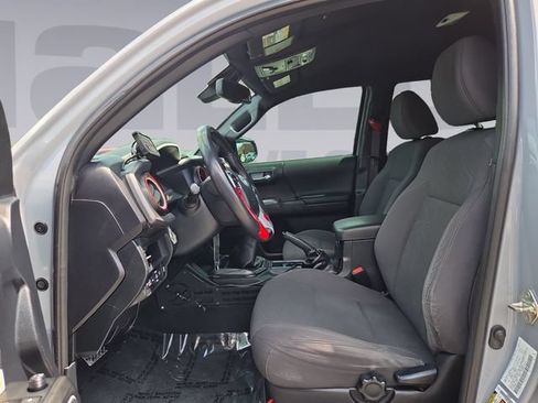 Used 2019 Toyota Tacoma TRD Sport AWD/4WD image 10