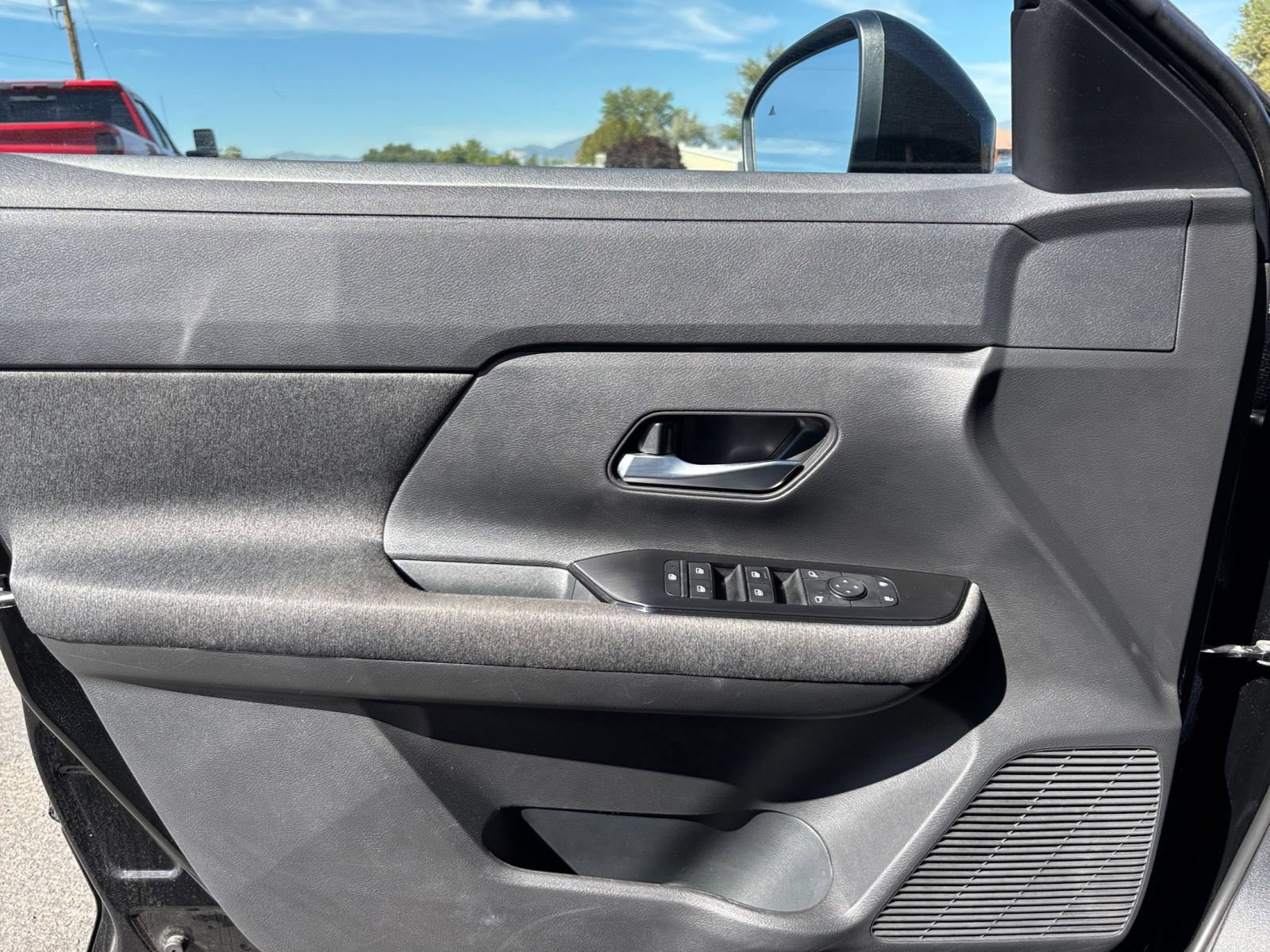 Used 2025 Nissan Kicks SV AWD/4WD image 18