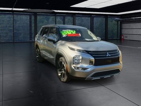 Used 2024 Mitsubishi Outlander SE Black Edition image 4