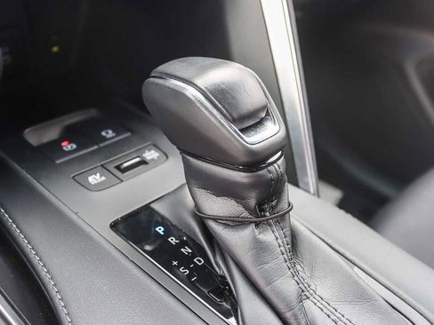 Used 2024 Toyota Venza LE image 18