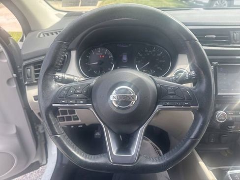 Used 2018 Nissan Rogue Sport SV w/ SV Technology Package AWD/4WD image 3