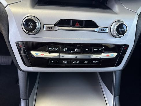 Used 2024 Ford Explorer XLT image 27