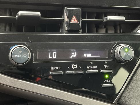 Used 2021 Toyota Camry SE w/ Convenience Package FWD image 18
