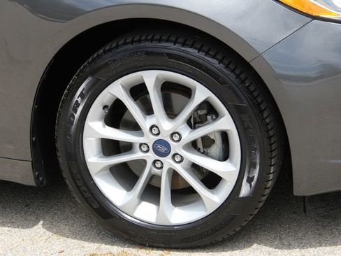 Used 2020 Ford Fusion SE FWD image 14