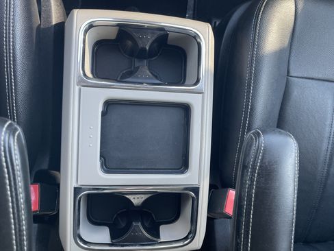 Used 2016 Chrysler Town & Country Touring FWD image 23