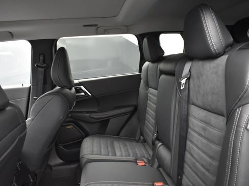 New 2025 Mitsubishi Outlander SE image 8