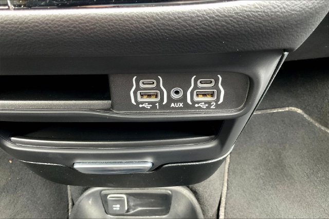 Used 2025 Chrysler Pacifica Select FWD image 18