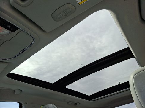 Used 2019 Jeep Cherokee Limited w/ Technology Group image 15