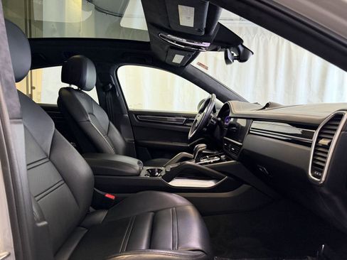 Used 2022 Porsche Cayenne Turbo image 16