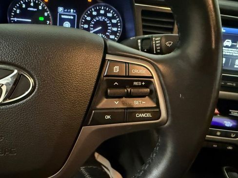 Used 2017 Hyundai Elantra Limited image 30