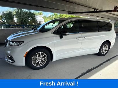 Used 2024 Chrysler Pacifica Touring