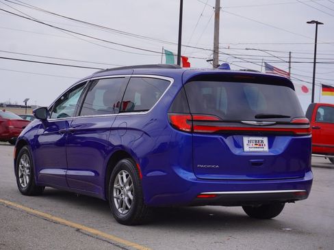 Used 2021 Chrysler Pacifica Touring image 5